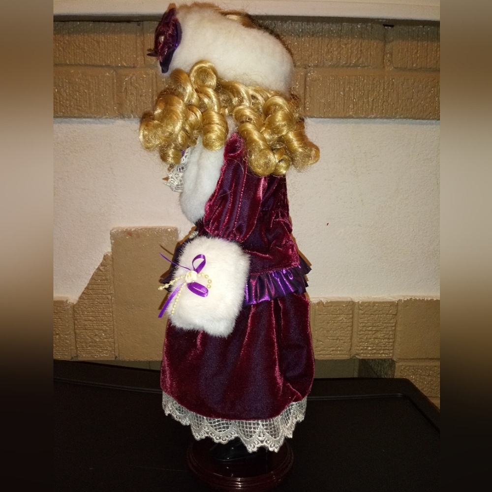 Camellia Garden porcelain doll - Picture 4 of 6